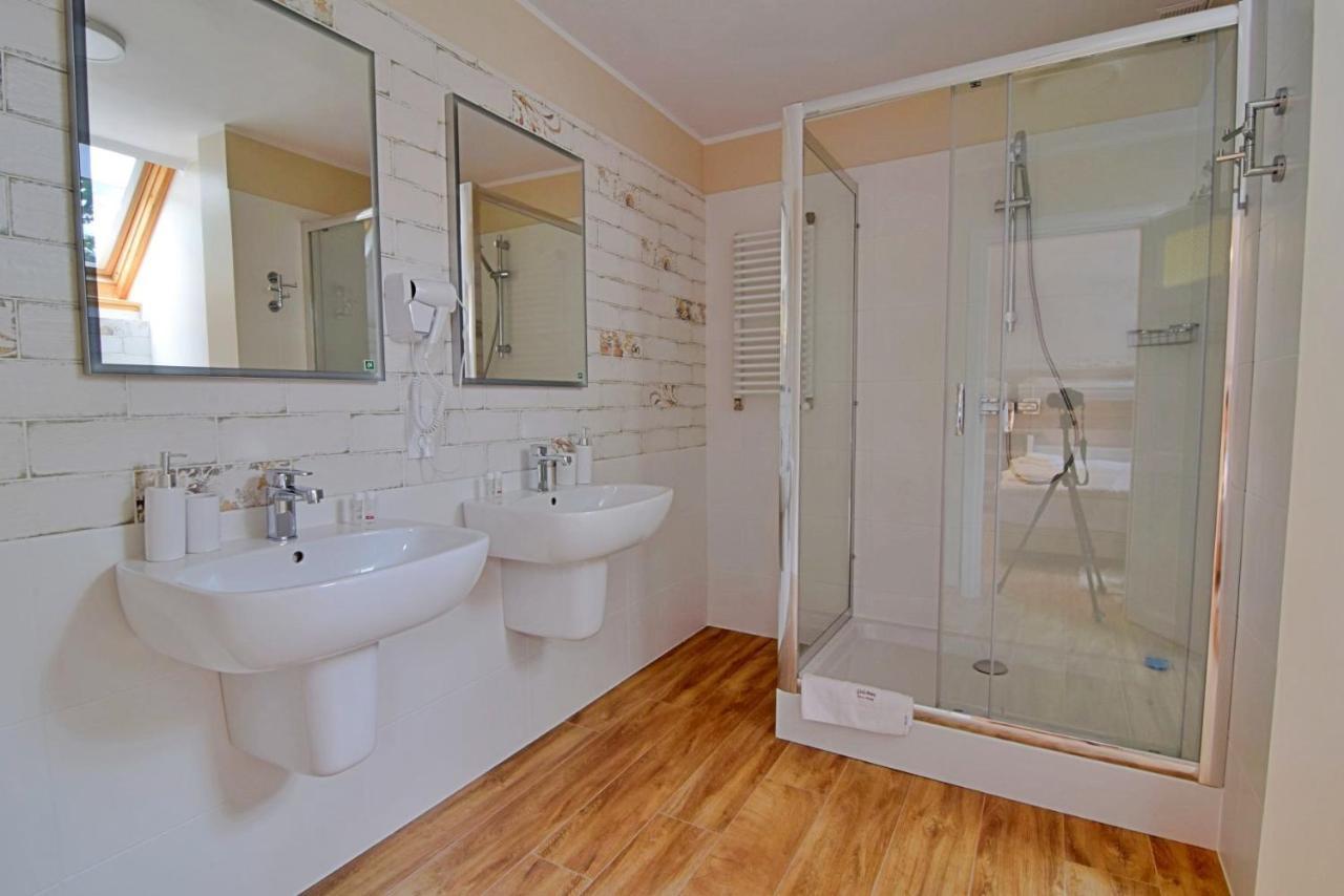 Gosciniec Nowa Wioska Bed & Breakfast Walbrzych Bagian luar foto